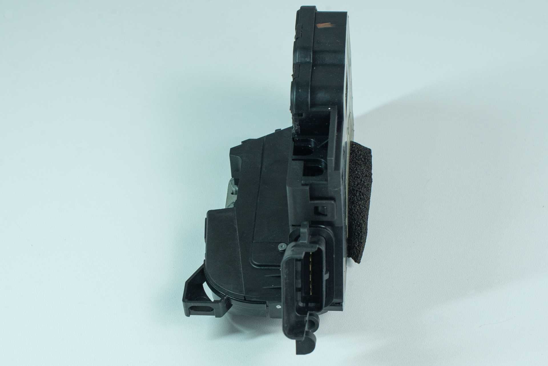 Замок правих бокових дверей центральний Renault Trafic (Opel Vivaro, Nissan NV300) 2014 -, 825027817R Б/В