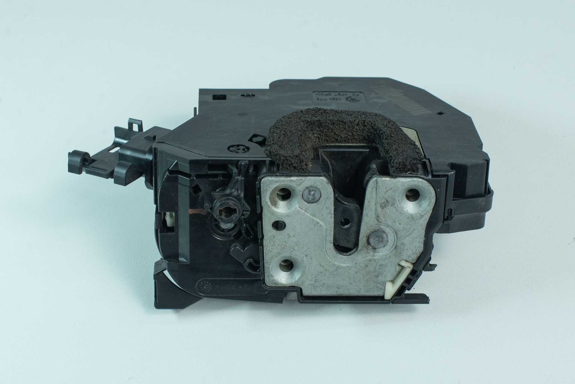 Замок правих бокових дверей центральний Renault Trafic (Opel Vivaro, Nissan NV300) 2014 -, 825027817R Б/В