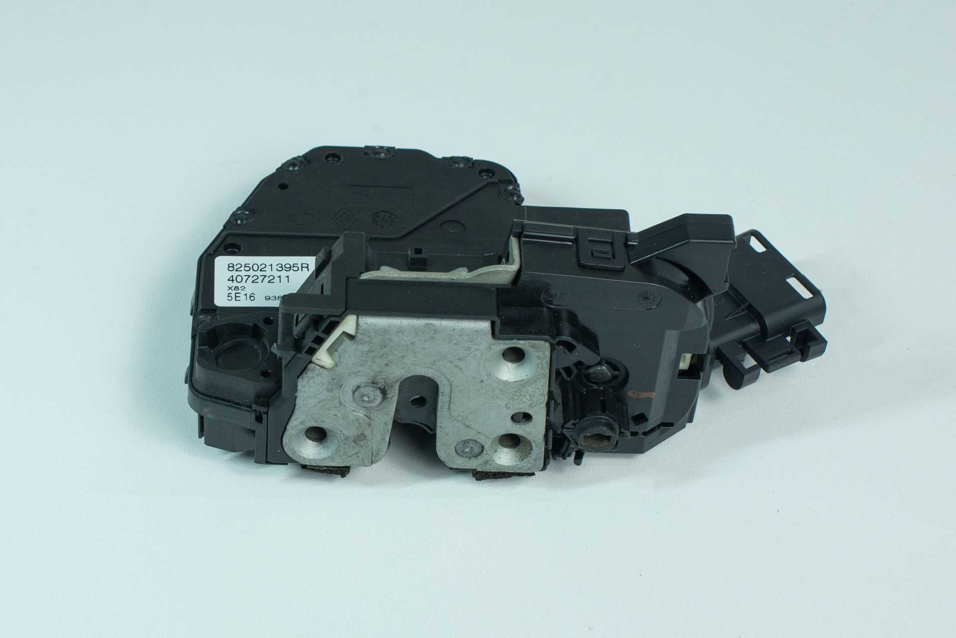 Замок правих бокових дверей центральний Renault Trafic (Opel Vivaro, Nissan NV300) 2014 -, 825027817R Б/В