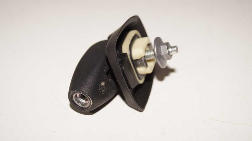 Кріплення (кронштейн) антени Renault Master/Trafic (Opel Movano/Vivaro, Nissan NV400/NV300) 2010 -, 8200696701 Б/В