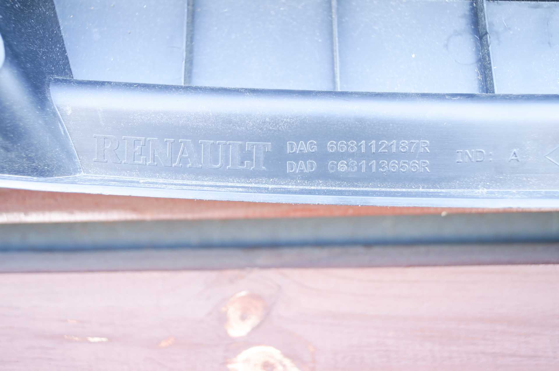 Накладка пластикова (жабо) під лобове скло Renault Master (Opel Movano, Nissan NV400) 2020 -, 668112187R Б/В