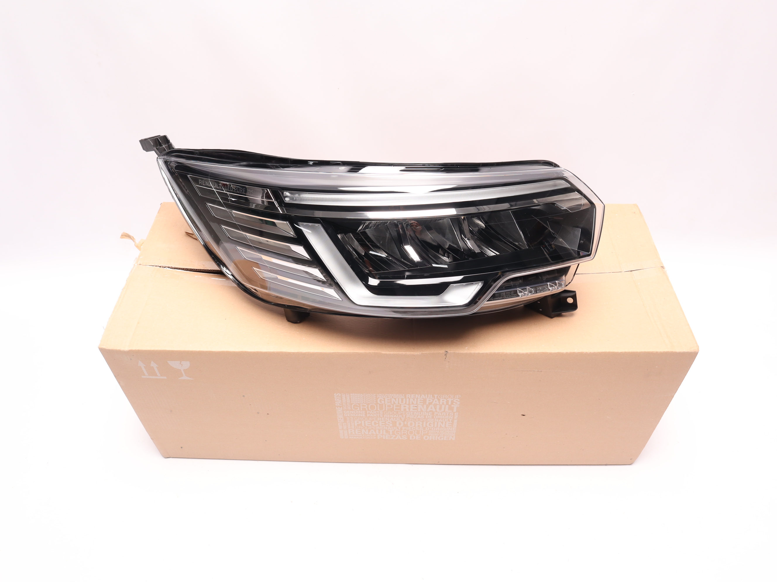 Фара передня права Renault Trafic 19-  OE 260102899R, OE