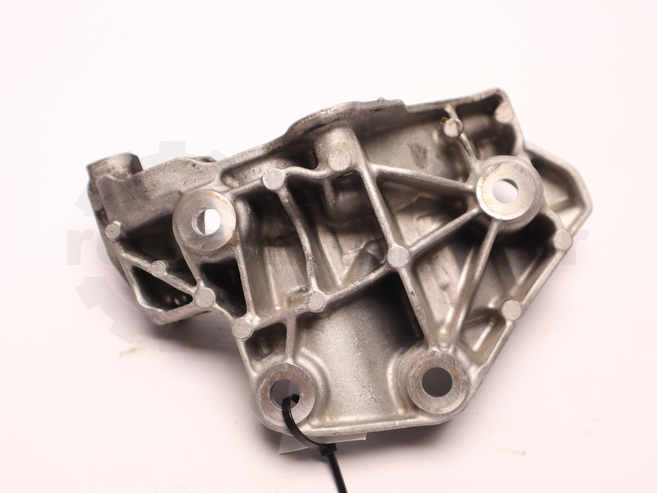 Кронштейн генератора з кондиціонером Renault Trafic (Fiat Talento, Nissan NV300) 2.0dCi 2022, - 117102877R Б/В