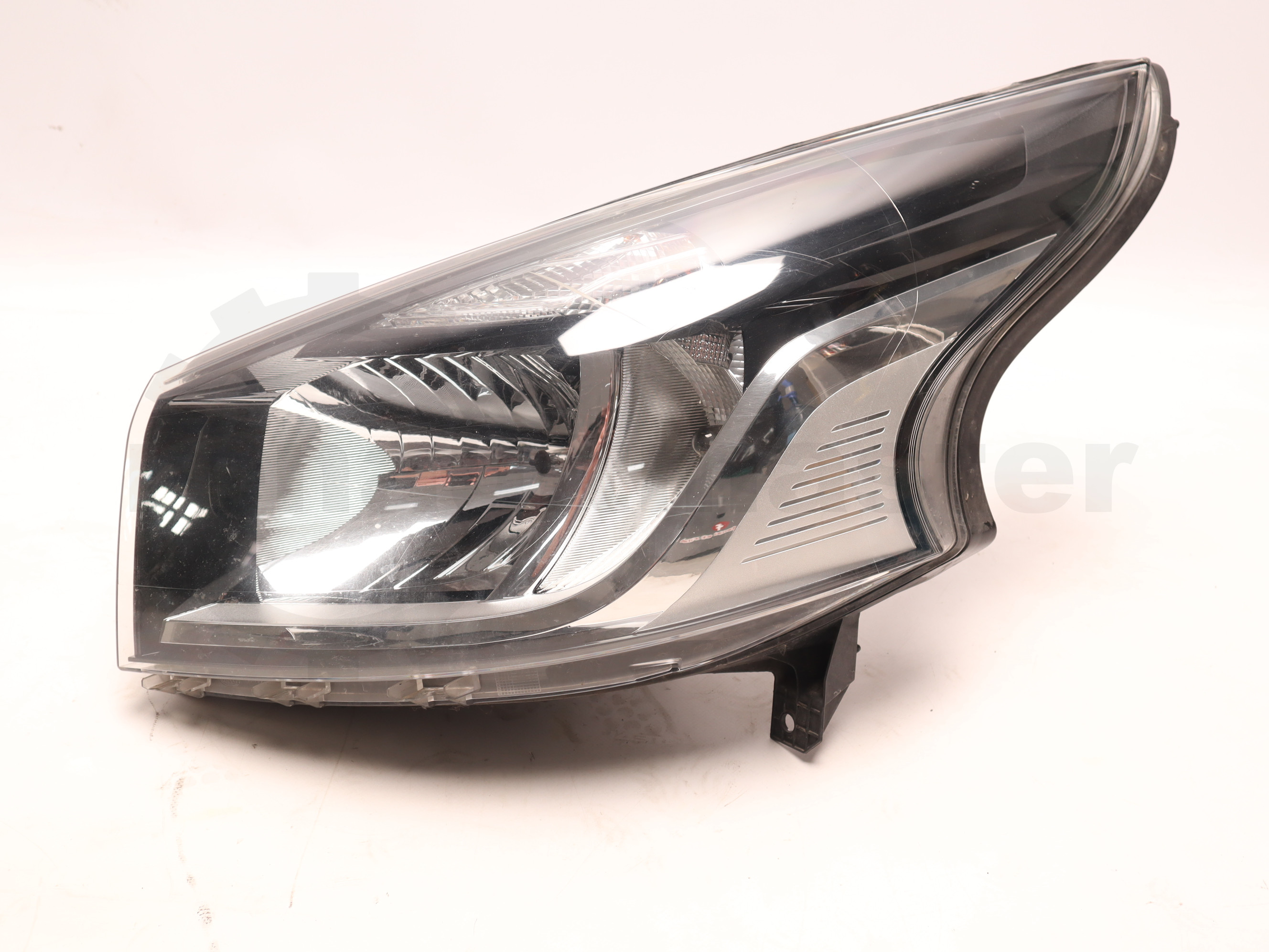 Фара передня ліва Renault Trafic 2014 -, 260608912R Б/В