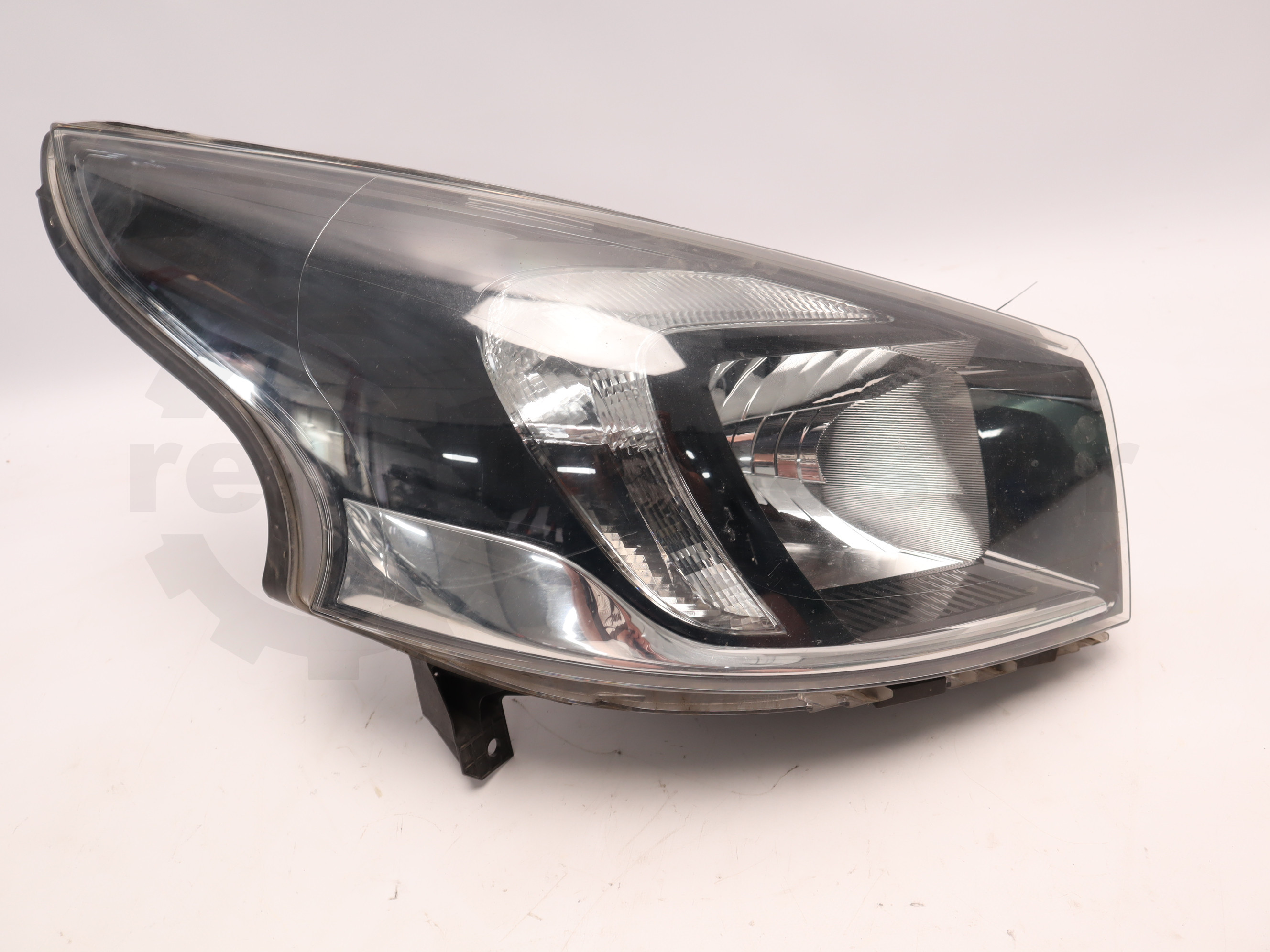Фара передня права Opel Vivaro 2014->, - 260100647R Б/В