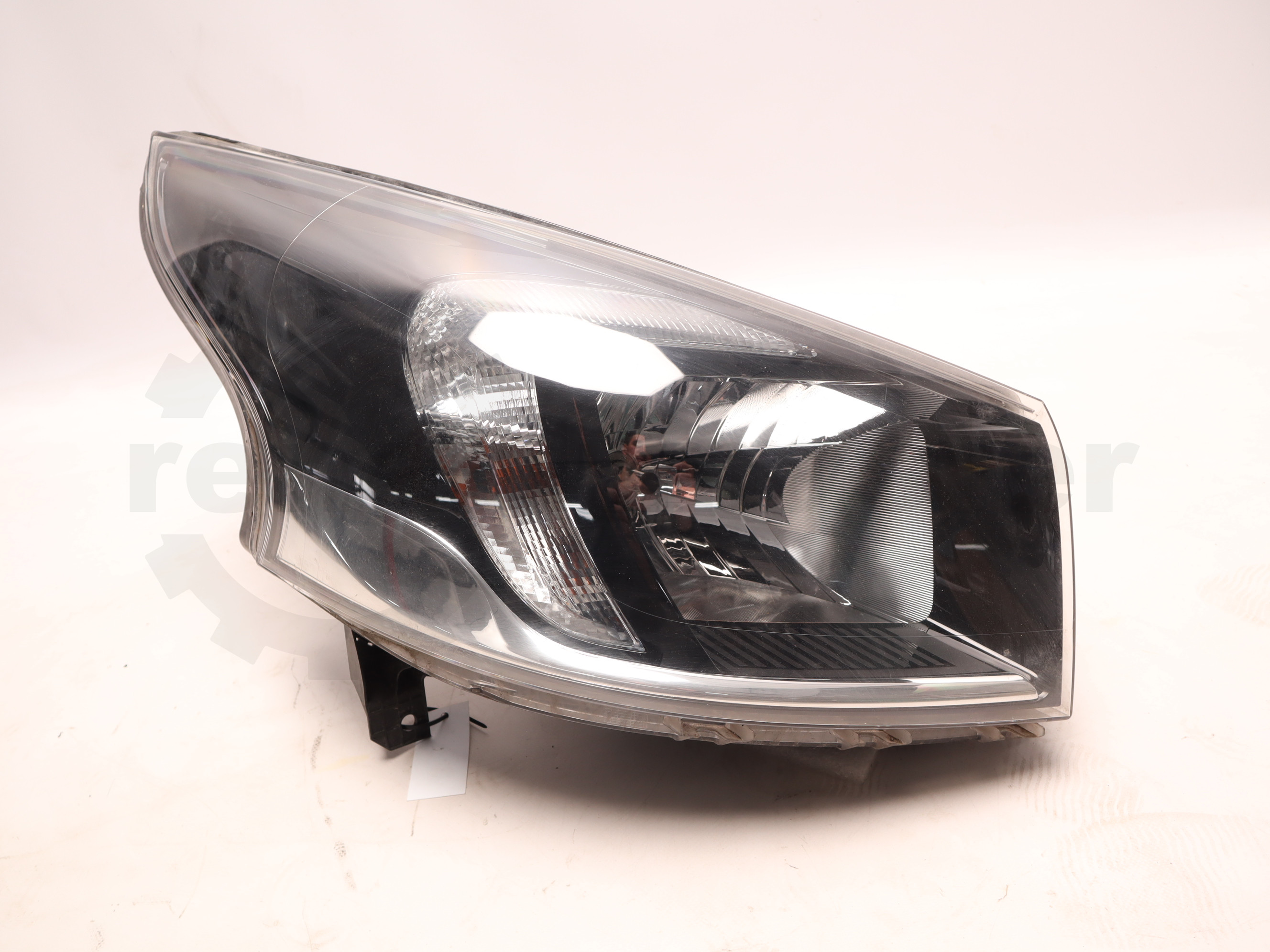 Фара передня права Opel Vivaro 2014->, - 260100647R Б/В