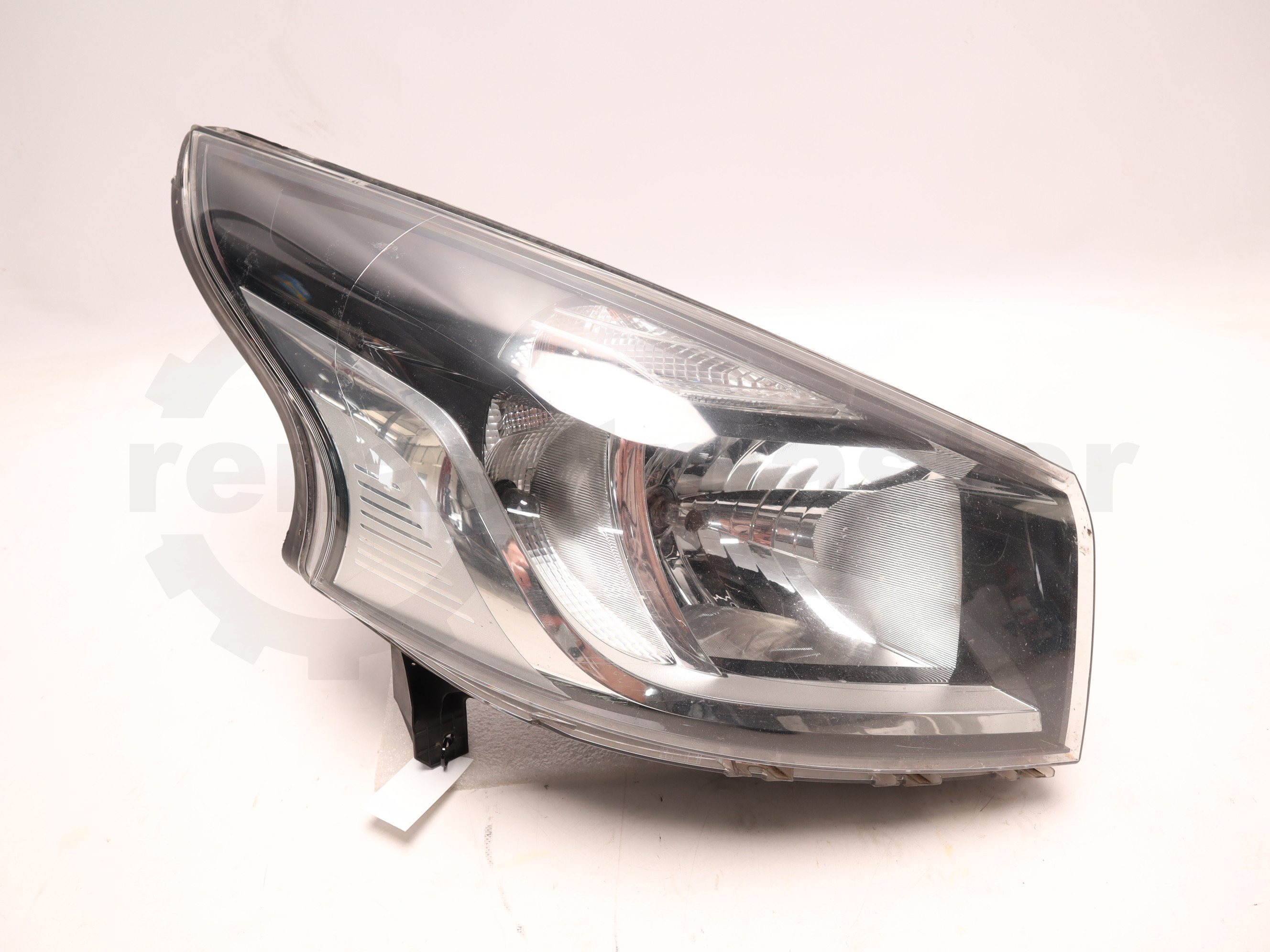 Фара передня права Opel Vivaro 2014->, - 260100647R Б/В