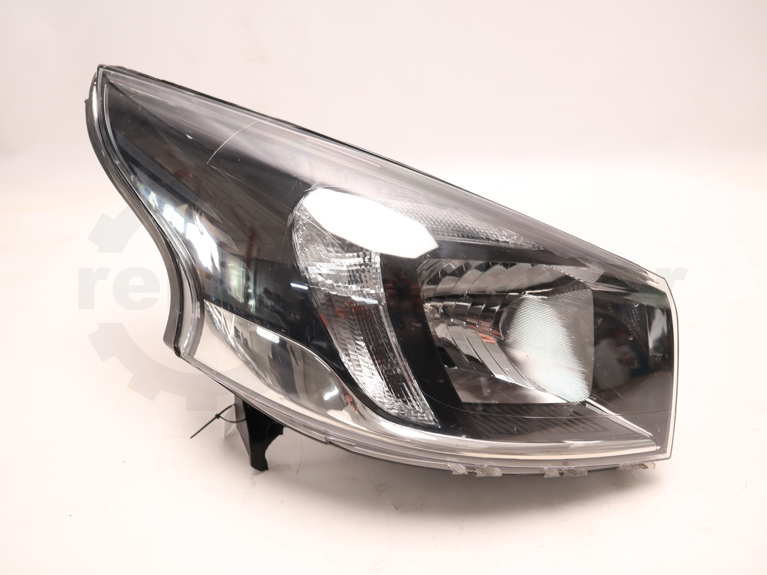 Фара передня права Opel Vivaro 2014->, - 260100647R Б/В