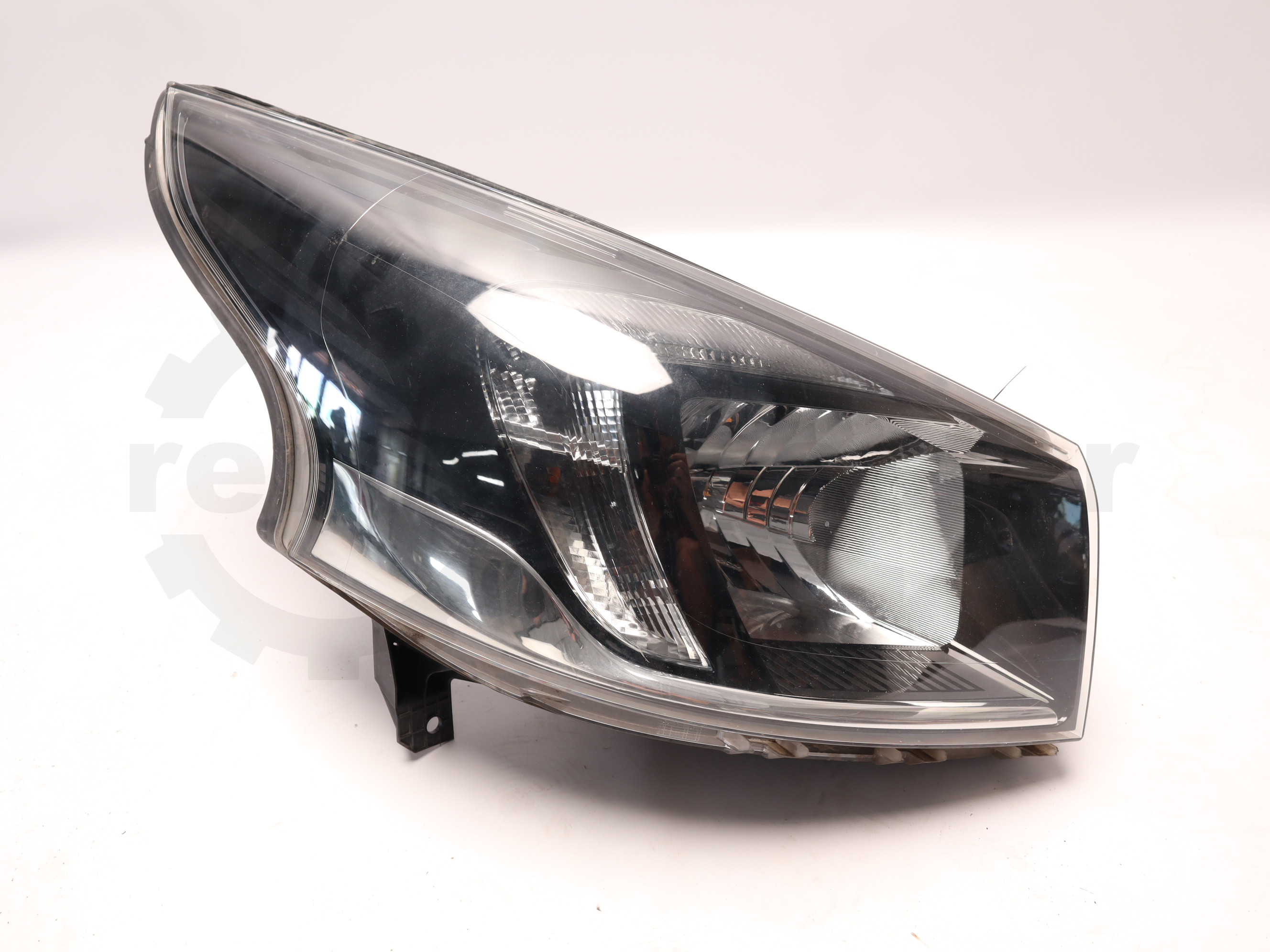 Фара передня права Opel Vivaro 2014->, - 260100647R Б/В