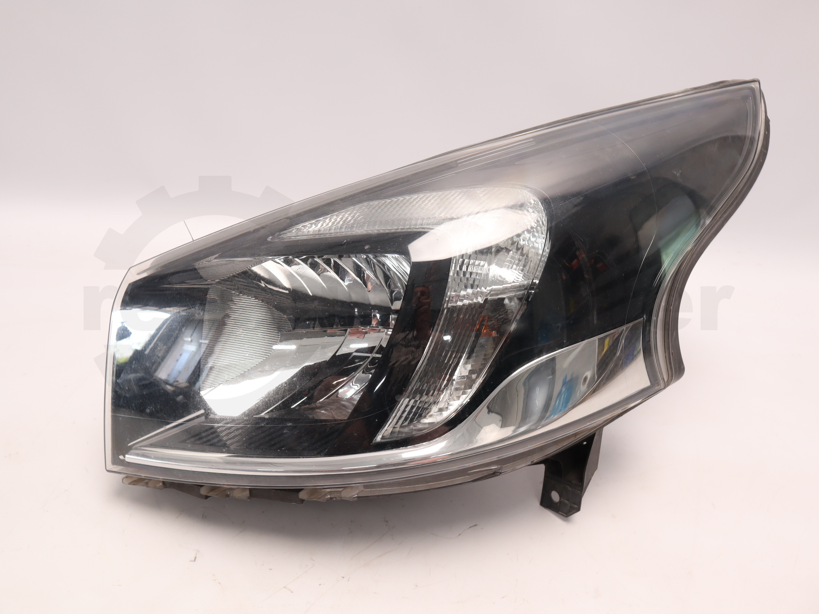 Фара передня ліва Opel Vivaro 2014->, - 260606315R Б/В