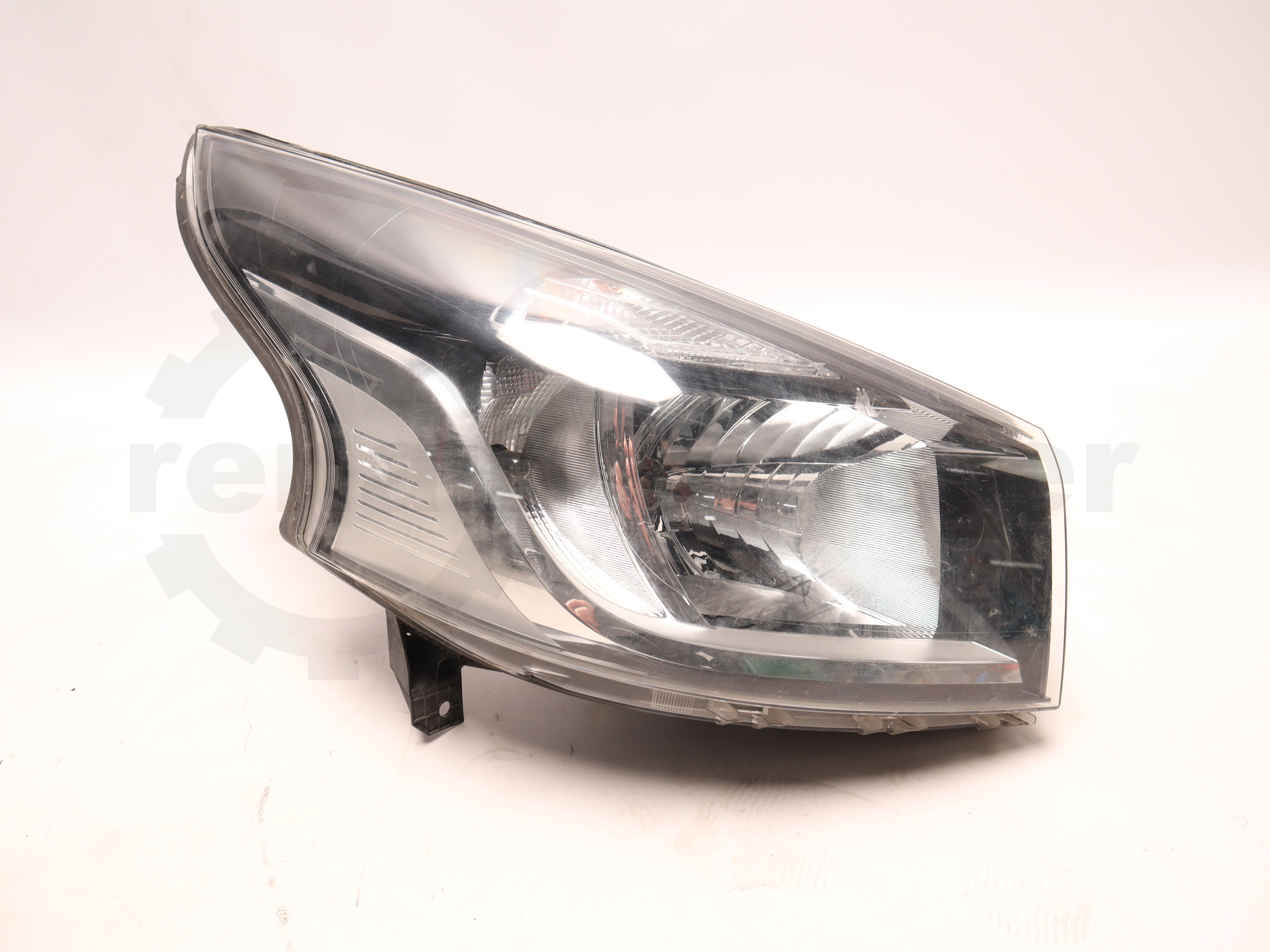 Фара передня права  Renault Trafic 2014->, - 260105469R Б/В