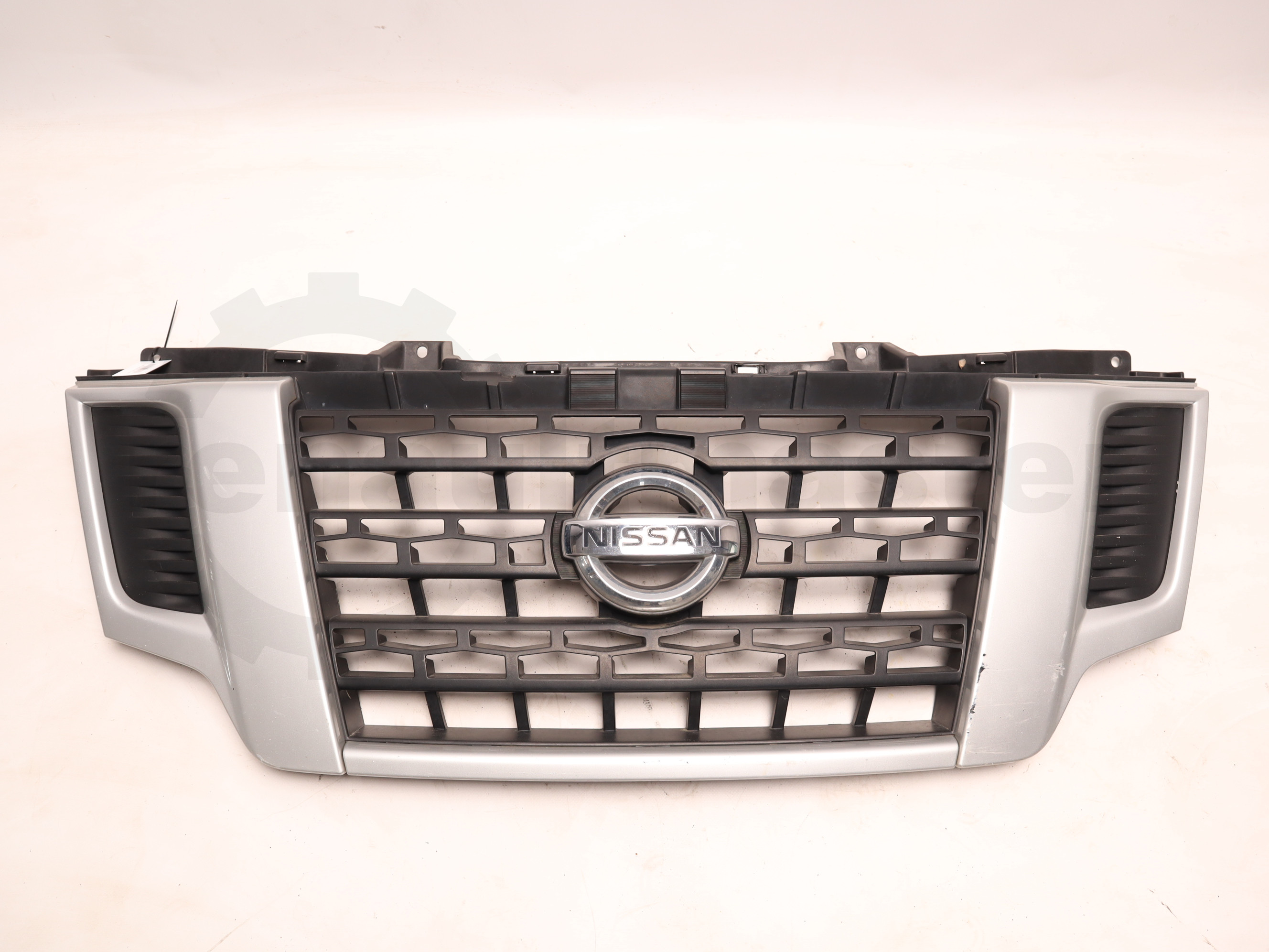 Решітка радіатора NISSAN NV400 2010, - 62310BZ50A Б/В