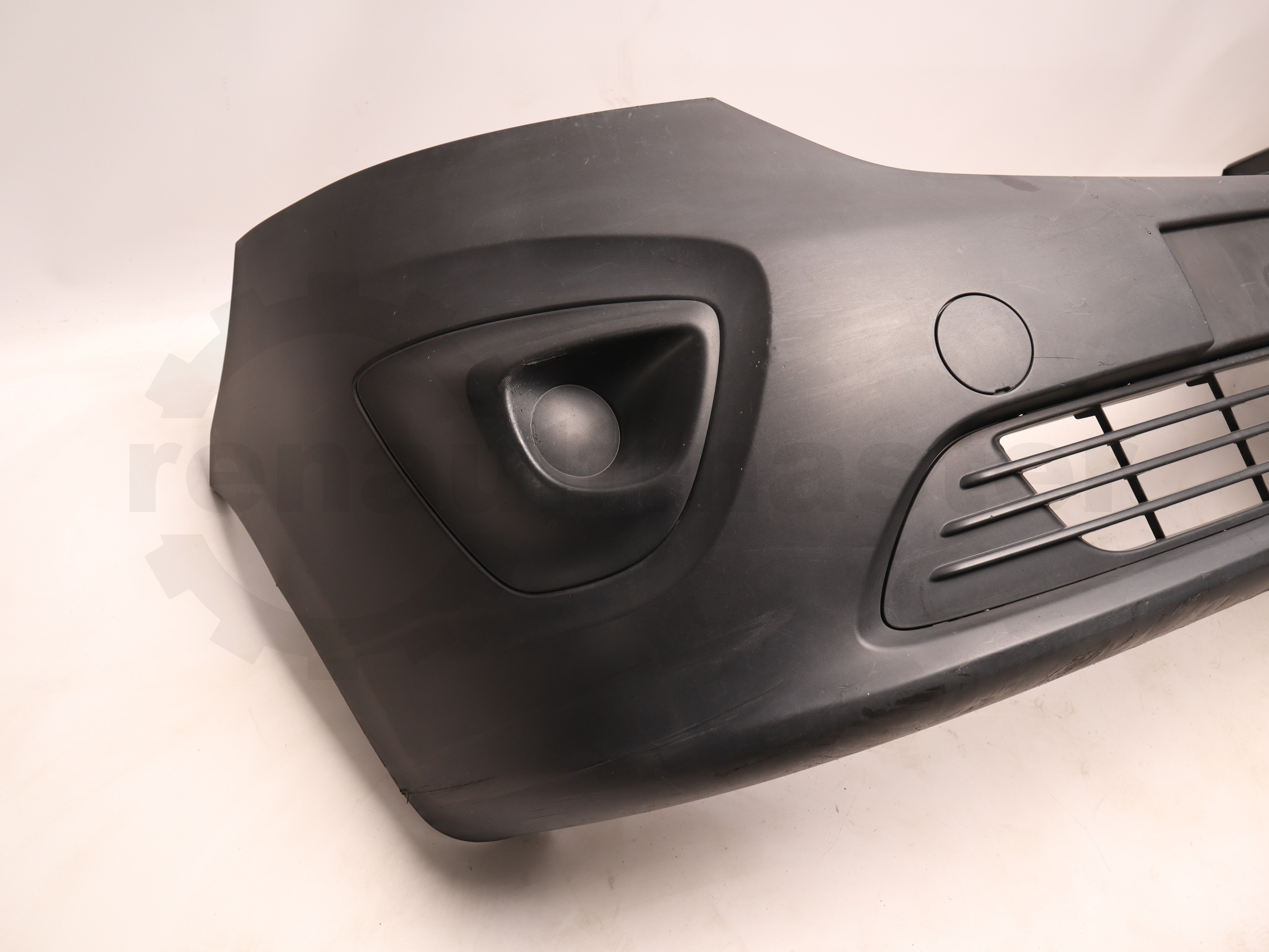 Бампер передній без протитуманок Opel Vivaro 2014->, - 620228716R Б/В