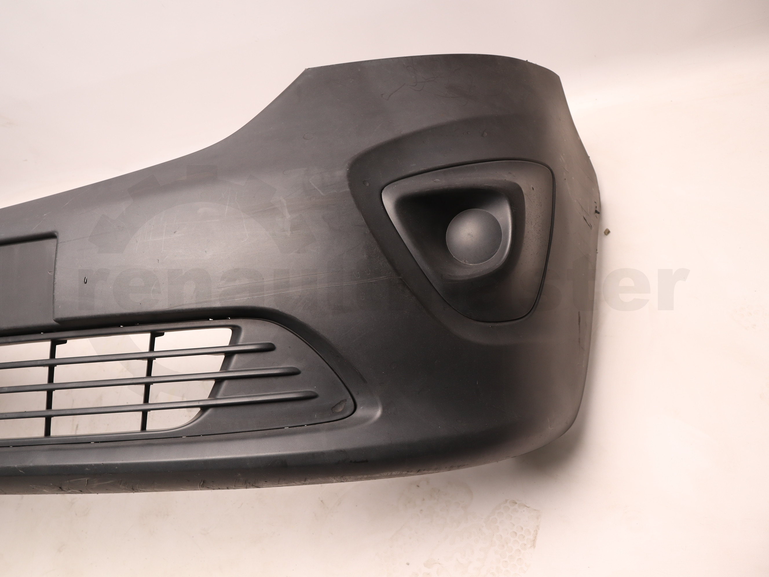 Бампер передній без протитуманок Opel Vivaro 2014->, - 620228716R Б/В