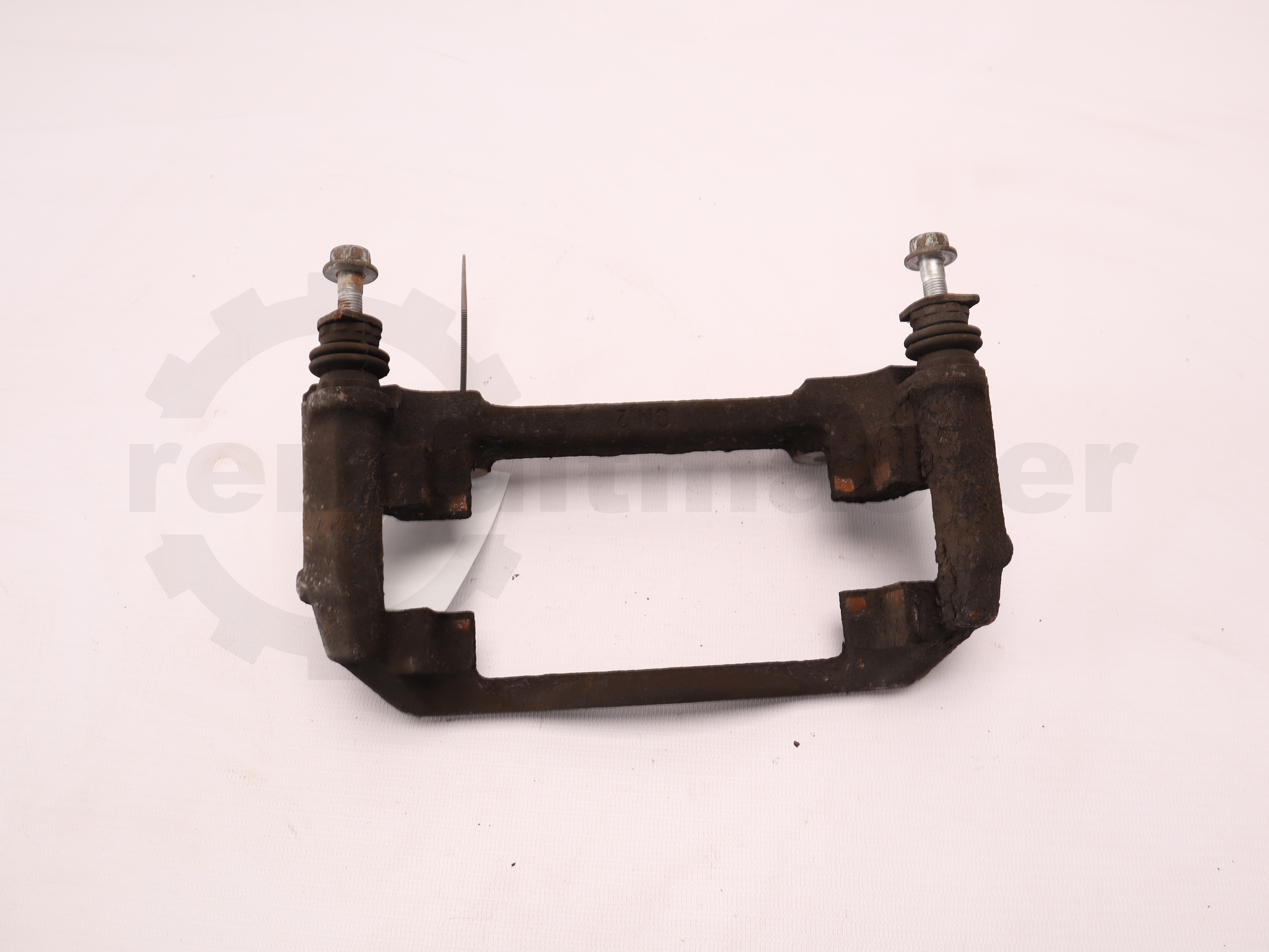 Скоба переднього лівого/правого супорта Renault Trafic (Vivaro, Primastar) 2006-2013, - 7701050913 Б/В
